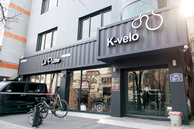
	케이벨로 1층에는 자전거 카페가 있다. 각종 브랜드의 쇼룸으로 제공될 예정이며 다양한 음료와 음식도 판매하고 있다.
