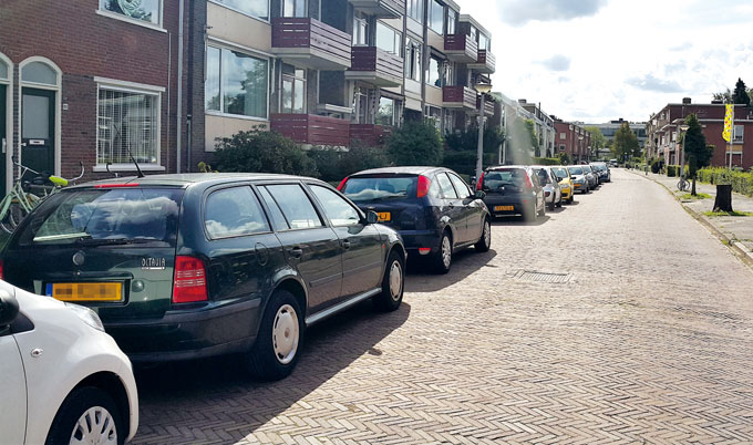 
	네덜란드 한 주택가에 주차된 차량. 80% 이상이 왜건이거나 소형 SUV이다.
