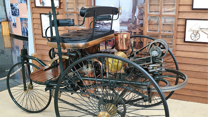 
	세계 최초의 가솔린 내연기관 자동차(1886년, 독일 벤츠)
