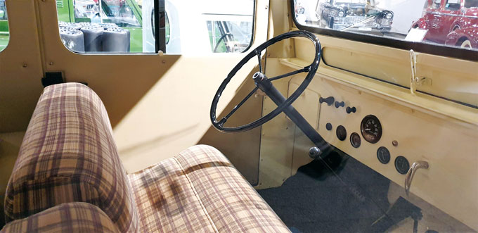 
	시발(始發) 자동차의 운전석 내부 : 우리나라에서 최초로 제작된 자동차로 첫 출발이라는 뜻의
‘시발’이라는 이름이 붙었다. 장난감보다 더 단출한 계기판이 인상적이다(1955~1962년)
