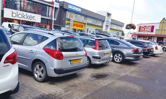 
	네덜란드의 어느 주차장. 주말에 쇼핑 나온 사람들의 차량으로 80%가 왜건이거나 소형 SUV 이다.
