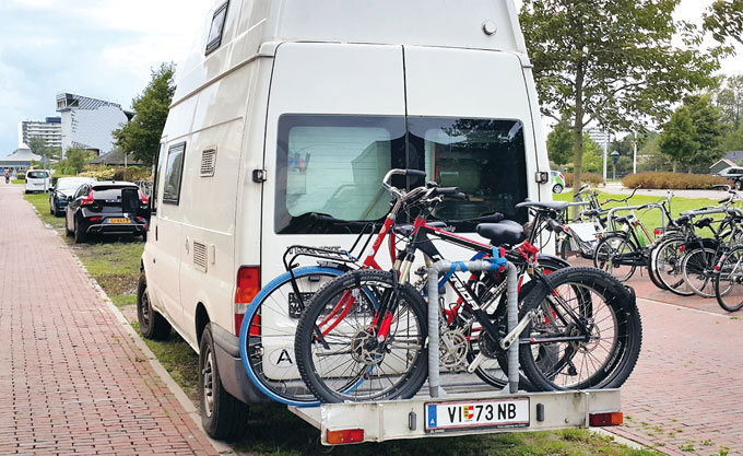 
	중형 MPV. 자전거를 많이 타는 유럽에는 자전거를 적재할 수 있는 차량이 많다.
