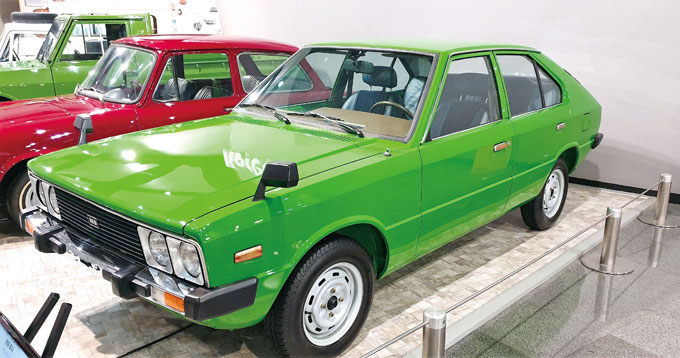 
	1982년 출시된 우리나라 최초의 고유모델 자동차 포니. 픽업트럭과 왜건도 함께 출시되었다.
