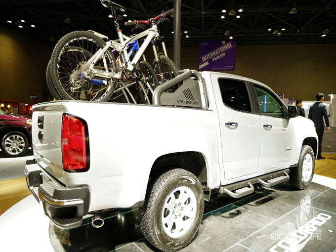 
	쉐보레는 미국 본사 모델인 대형 SUV 트래버스와 풀사이즈 픽업 콜로라도를 올해 하반기부터 시판한다. 사진은 짐칸에 자전거를 적재한 콜로라도
