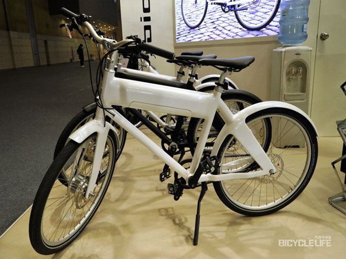 
	 
모터쇼를 통틀어 유일하게 선보인 전기자전거. 덴마크의 자전거 업체 바이오메가(Biomega)가 개발한 제품으로 펜더까지 일체형으로 제작된 미려한 카본 프레임이 특징이다. 배터리는 탑튜브에 내장되며 벨트로 구동된다. 무게는 2단 18.6kg, 8단 18.9kg
