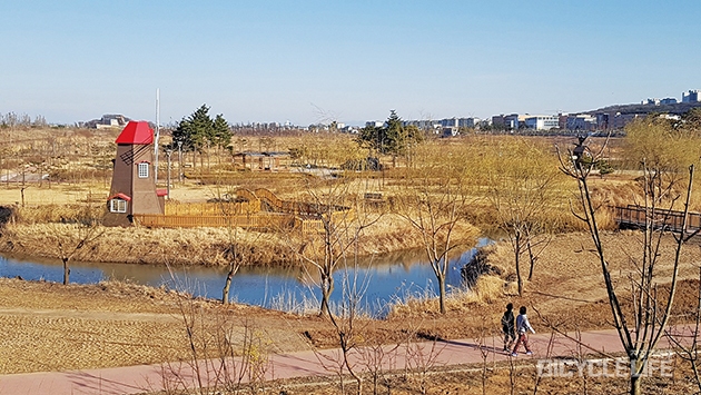
	김포에코센터 전망대를 지나면 홍수 때 저류지 역할을 하는 ‘김포한강야생조류생태공원’이 광활하다. 길고 복잡한 공원 이름은 좀 바꿔야겠다.
