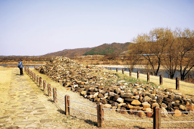 
	학곡리 마을 동단에 있는 적석총. 길이 25m, 폭 5m 정도의 긴 형태로 낙랑계 유물이 출토되어 초기 백제계 무덤으로 추정된다.

