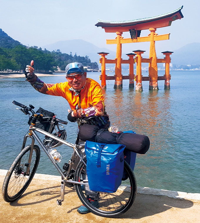 
	도쿄에서 자전거로 귀국하는 길에 들린 히로시마 이쓰쿠시마신사
(嚴島神社). 자전거는 직접 만든 크롬몰리 프레임의 ‘바다미’
