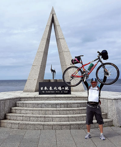 
	일본 최북단 땅끝인 소야미사키(宗谷崎)에서 오호츠크해를 배경으로
