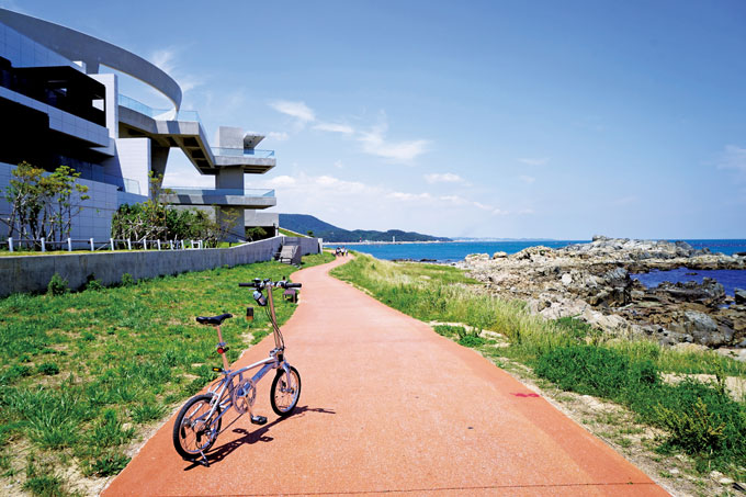 
	세련된 인공미와 자연미가 잘 조화된 기장 오시리아 해안산책로. 짙푸른 바다, 파란 하늘,
빨간 자전거길, 녹색 풀밭 그리고 현대적 건물이 어우러지는 멋진 풍경이다.
