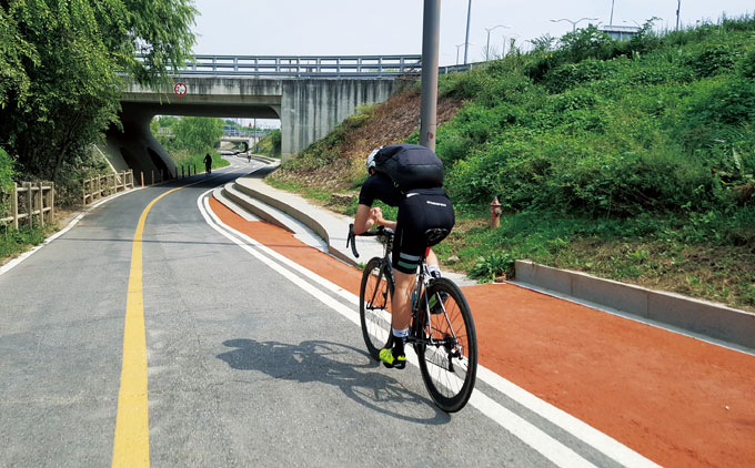 
	자전거 출퇴근은 통근시간
에 운동과 여행을 겸할 수
있어 자전거로 누릴 수 있
는 최고의 효과라고 할 수
있다.
