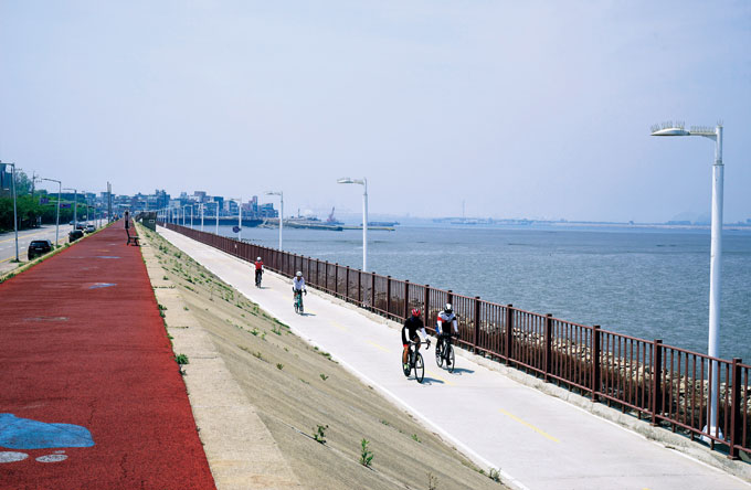 
	한울공원에서 오이도 방면으로 이어지는 해안 자전거길. 바다 건너편은 송도국제도시 남단의 인천신항
