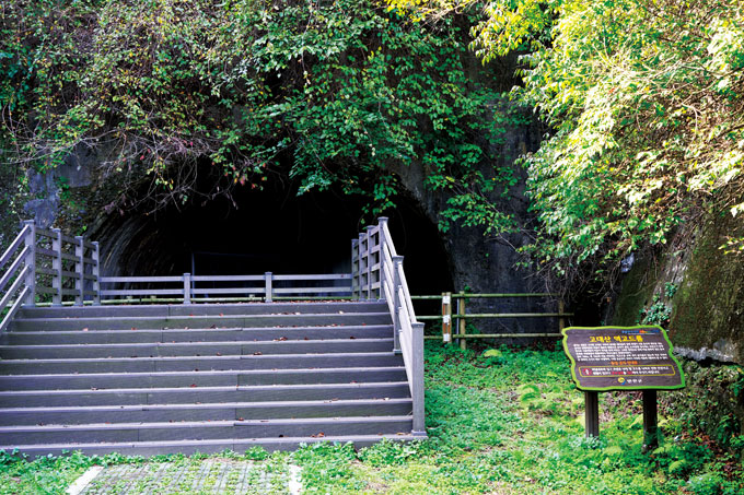 
	역고드름 터널. 옛 경원선 터널에 겨울이면 고드름이 바닥에서 거꾸로 생겨난다.
