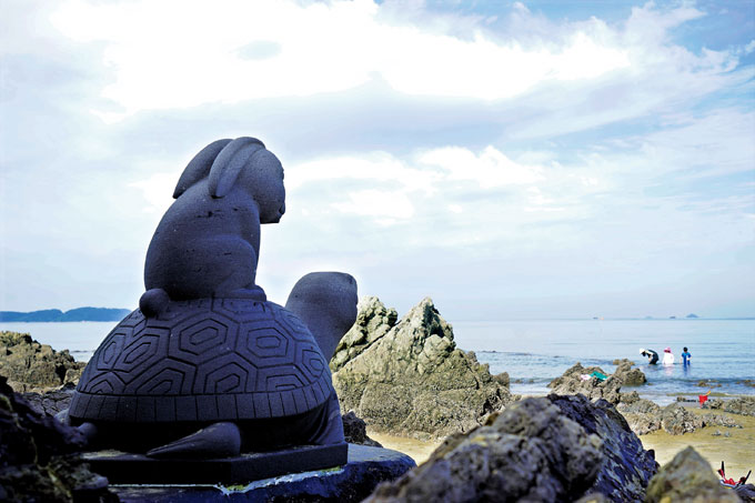 
	‘별주부전’의 무대가 된 청포대 앞바다에는 거북과 토끼의 동상이 서 있다. 용궁으로 막 떠나기 전인 듯
