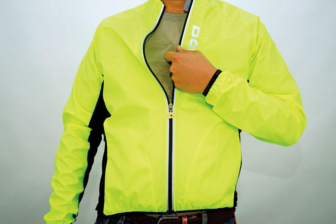 
	형광컬러는 주야간 시인성이 탁월하고, 옷이 묵직해서 제대로 된 재킷을 입는 기분이다.
