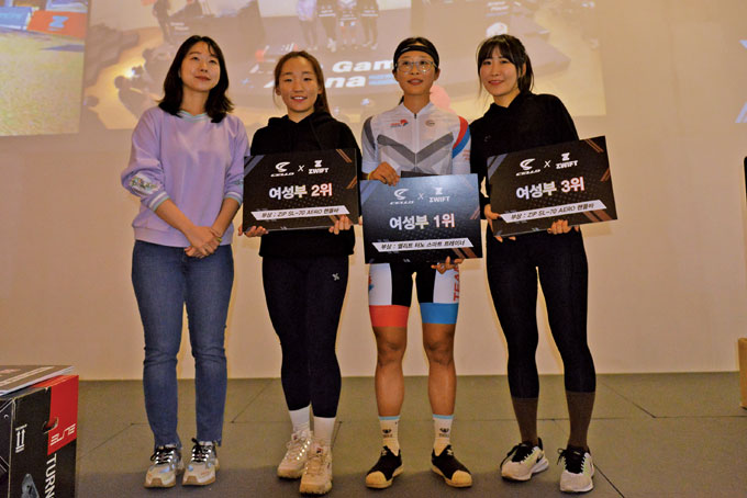
	여성부 수상자인 (좌측 두 번째부터) 김현진, 정지영, 김미소 선수와 첼로 정희정 팀장(왼쪽 끝)

