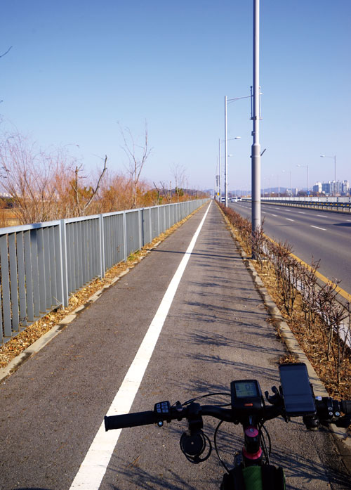 
	마유로 옆에 난간으로 분리되어 쭉 뻗어나는 자전거도로. 안전하게 쾌속질주가 가능한 ‘자전거 고속도로’다.
