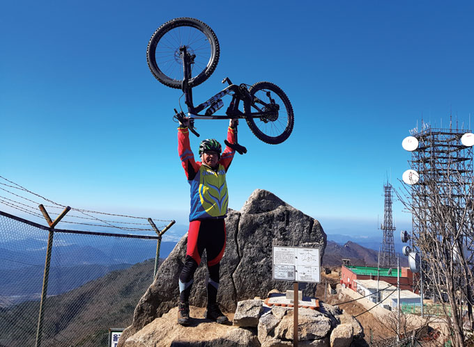 팔공산 최고봉 비로봉(1193m) 정상. 정상 주변에는 통신탑이 모여 있다.