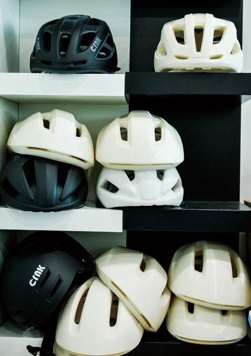 
	사무실 한켠에는 그간 시판된 헬멧의 목업이 전시되어 있다. 헬멧 하나하나에 얼마나 많은 공을 들였는지 알 수 있다.
