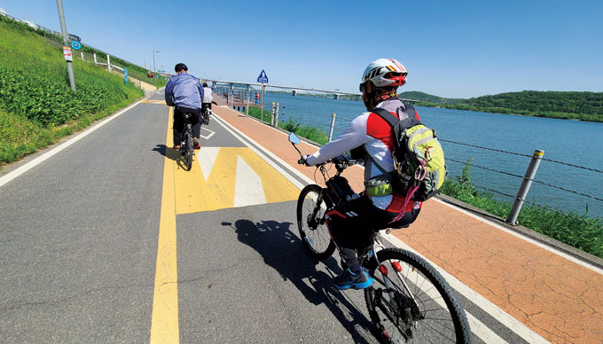 
	한강 자전거길을 여유롭게 달리는 김돈기 선생(사진 예민수)
