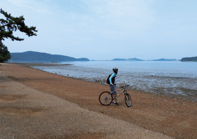 썰물 때는 건너편 선재도까지 폭 3km의 광활한 갯벌이 드러난다.