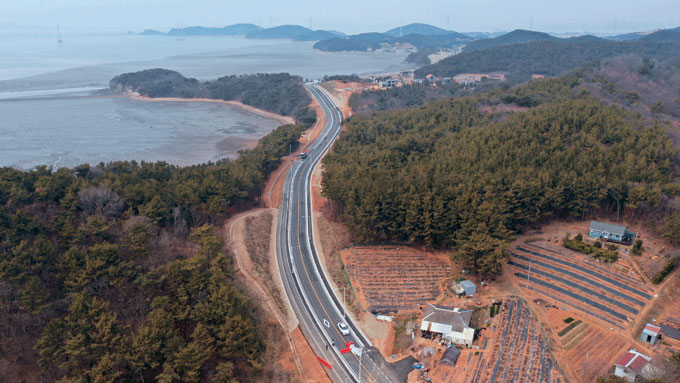 하늘에서 본 해안도로. 멀리 해안선 끝단이 구봉도 낙조전망대다(사진=안산도시공사)