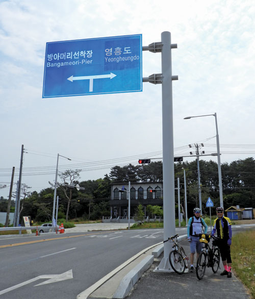 영흥도 방면 도로와 만나면서 해안도로는 끝난다. 순수 해안도로는 길이 5.2km