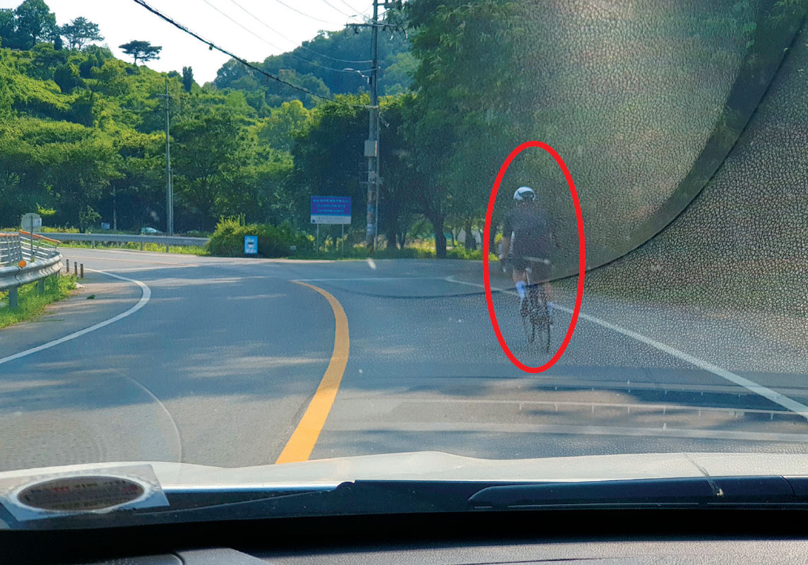 라이딩 복장은 밝은 색이 안전에 유리하다. 잘못된 복장은 정말 필자를 깜짝 놀라게 한다.