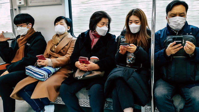
	대중교통에서 마스크를 쓰고있는 시민들
