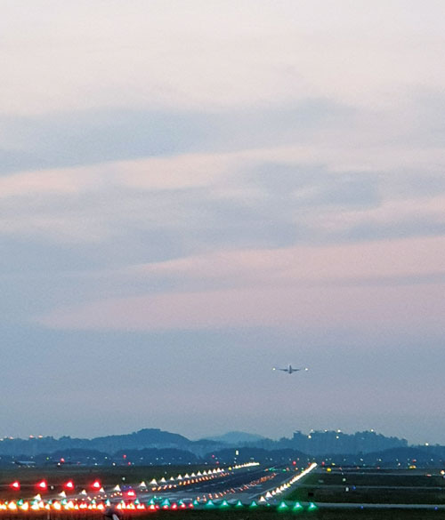 
	황혼의 이륙. 김포공항 활주로를 막 떠오른 저 비행기는 어디로 가는 걸까.
