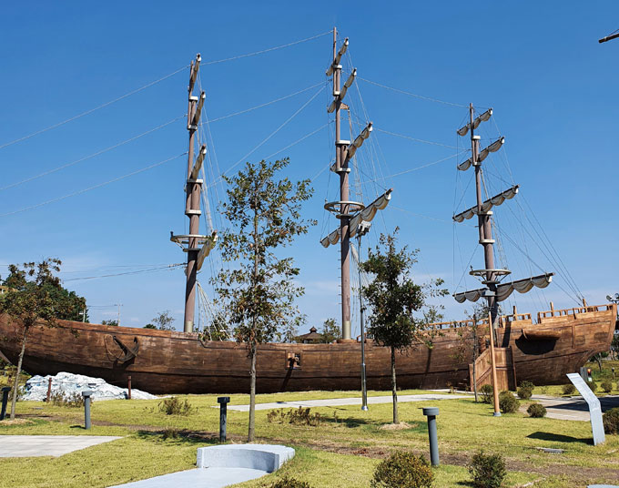 
	마량포구 인근에 있는 성경최초전래공원. 1816년 이곳에 도착한 영국 배가 성경을 전해주었다. 사진은 당시의 영국 배를 복원한 모형
