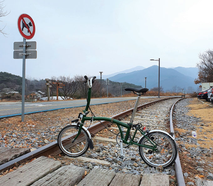 
	능내역 앞에 남아있는 철길. 폐선된 철로 위에는 남한강 자전거길이 조성되었다.
