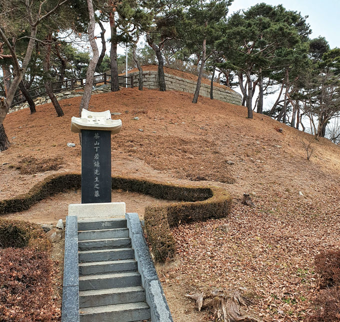 
	다산 선생의 묘비. 뒤편 언덕 위에 묘소가 있다.
