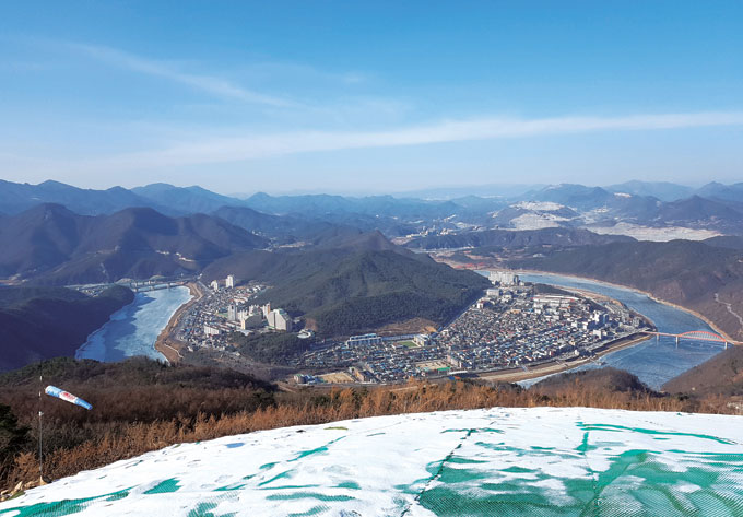 
	양방산 정상 패러글라이딩 활공장에서 바라본 단양읍. 남한강이 완전히 감싸고 흐르고 있다. 시가지 중간을 가로지르는 작은 언덕이 상진고개이고 오른쪽 교량은 고수대교
