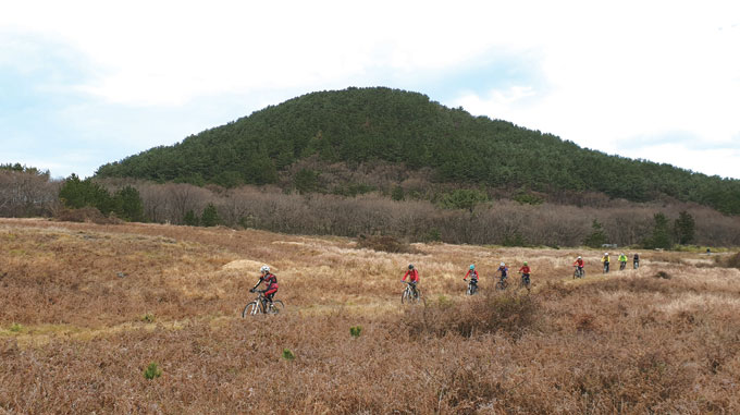 천아오름(790m) 옆 억새밭을 지나며