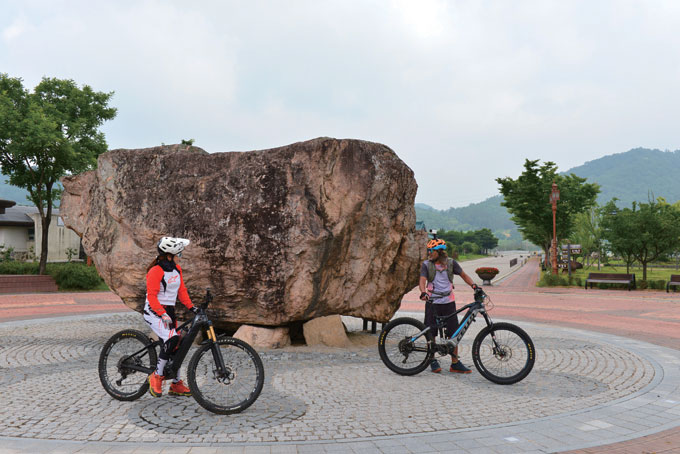 
	고창 고인돌공원 입구에 있는 ‘계산리 고인돌’. 길이 6.5m, 두께 3.4m, 무게 90톤의 초대형급이다
