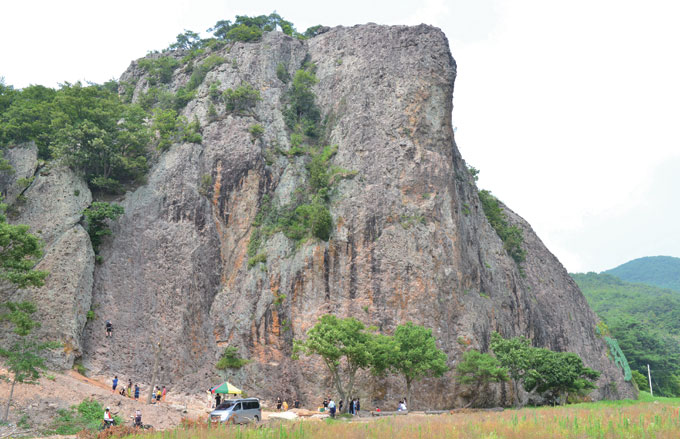 
	두암초당에서 용계리 가는 길목에 있는 할매바위. 높이 60m의 직벽으로 암벽등반 장소로 알려져 있다
