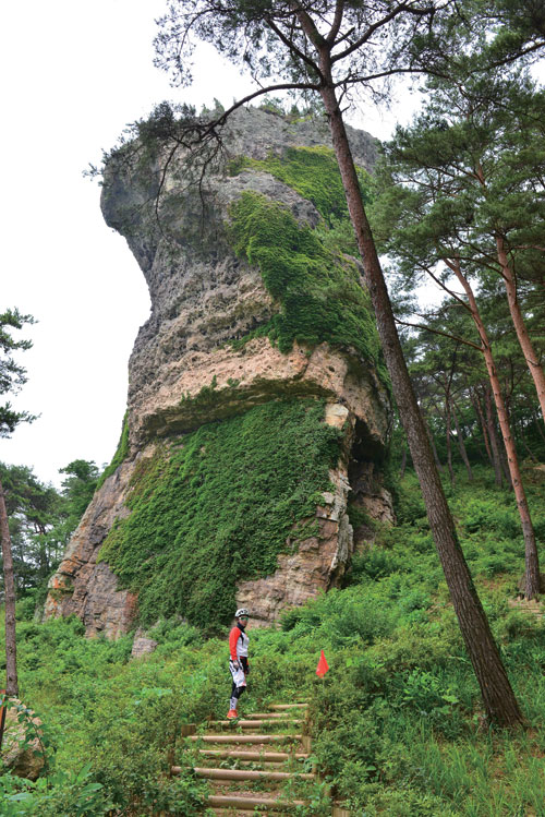 
	반암리의 병바위. 높이 35m로 용암이 굳어 형성되었다고 한다. 아래보다 윗부분이 더 커서 더욱 기이하다
