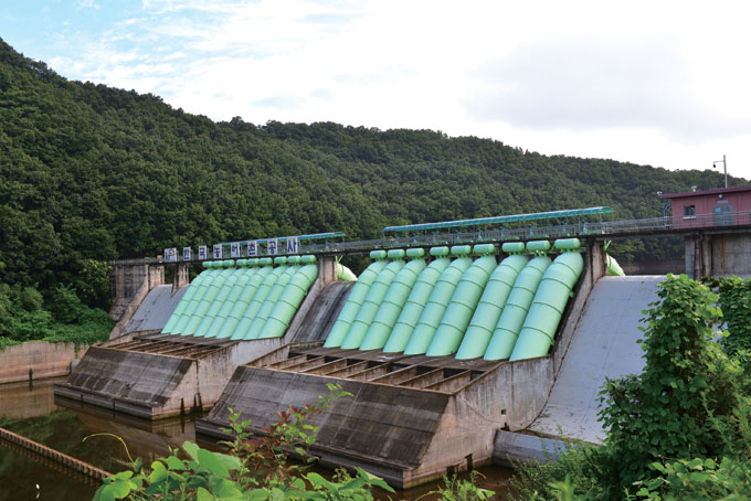 
	18개의 거대한 사이펀 도수관이 부설된 초평댐. 높이 19.4m, 길이 174m로 농업용 콘크리트댐으로는 국내최대다
