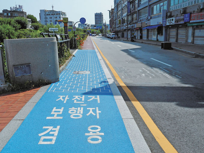 
	청계천변으로 내려가는 보도와 겹치는 구간은 ‘자전거보행자겸용’이라고 파란색으로 표시해 서로 배려하고 양보하도록 했다.
