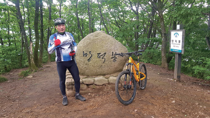 
	하산길에 거쳐 간 망덕봉(926m). 여기서 용담폭포까지도 절경이 펼쳐진다.
