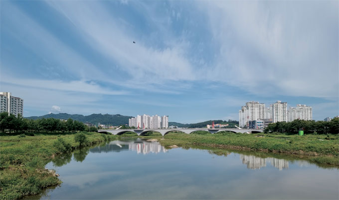 
	금강 지류인 보강천이 흐르는 증평읍내 풍경. 작은 사진은 삼기저수지 산책로에 있는 김득신 선생 동상(좌), 어린이교육용 미니어처 거리로 해외에까지 알려진 증평자전거공원
