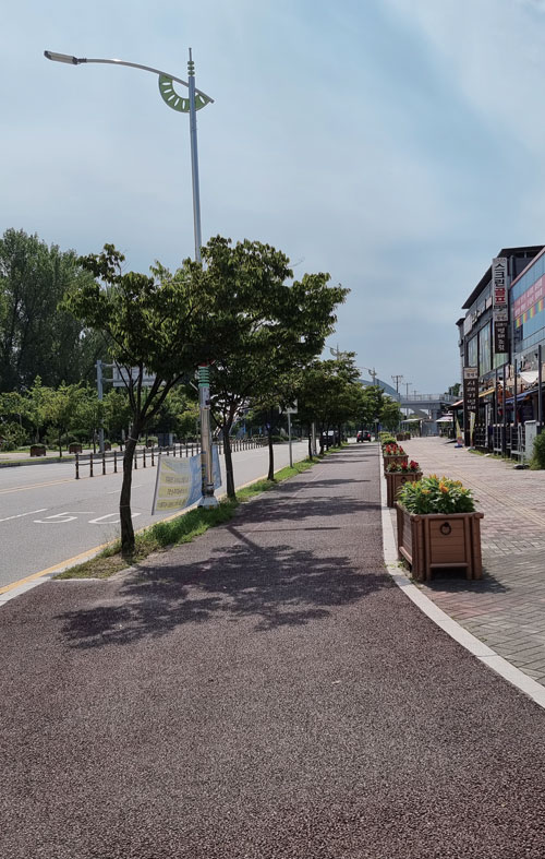 
	자전거도시 증평은 널찍하고 잘 관리된 자전거도로가 시내 곳곳을 연결하고 있어 자전거만으로 어느 곳이든 안전
하고 여유롭게 다닐 수 있다.
