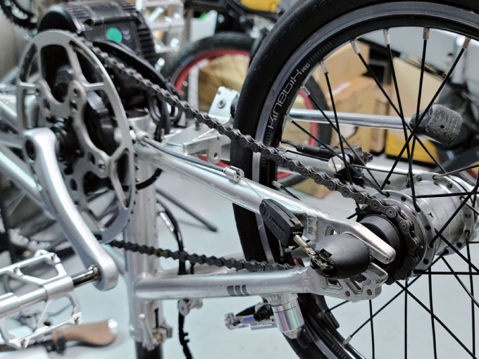 
	센터드라이브 방식의 e미니벨로는 모터 부분만 제외하면 정비성이 일반 자전거와 차이가 없다.
