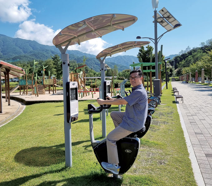 
	수변공원 자전거발전기. 에너지 체험기구인 ‘자가발전 운동기구’로 핸드폰 충전도 가능하다.
